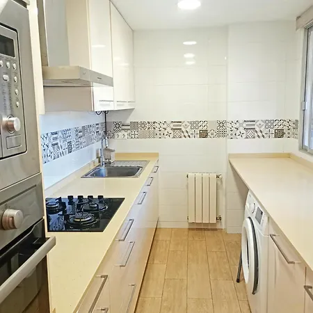 Amplio Y Luminoso En Urbanizacion Con Piscina Y Garaje Privado * Alicante